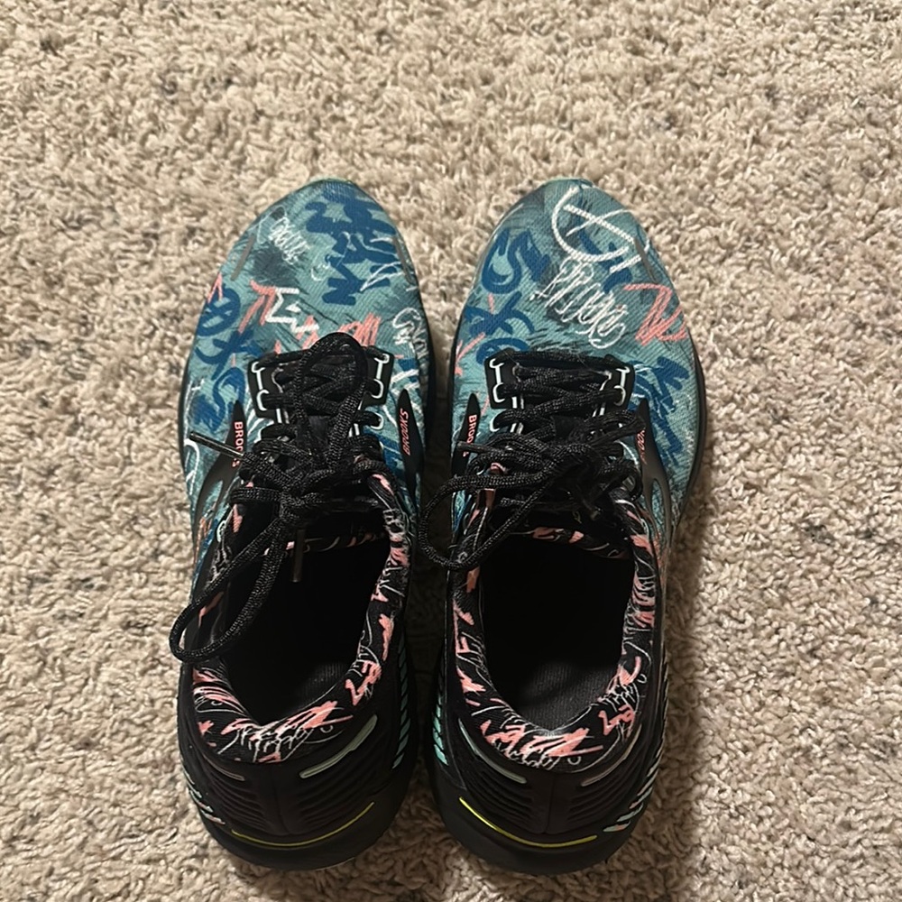 Women’s Brooks Adrenaline GTS 22 multicolor running shoe 9.5